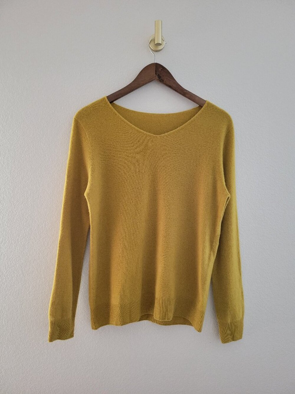 100% Superfine Merino Wool V-Neck Sweater Mustard Yellow Gold Size Medium Luxury
